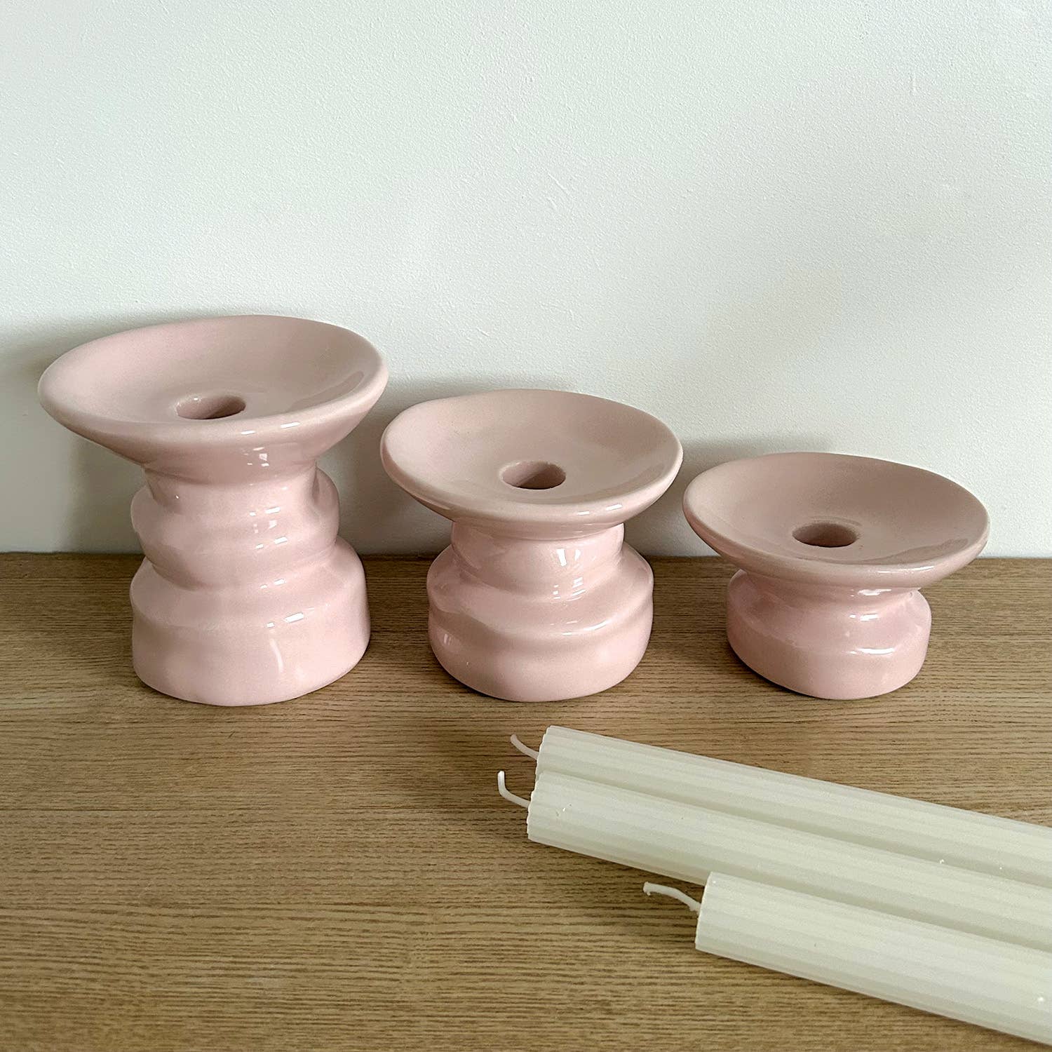 Set of 4 long ribbed white candles D2.2 H26cm